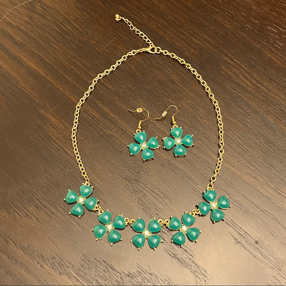 Gold tone jewelry set
